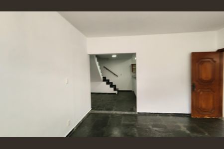 Casa à venda com 128m², 2 quartos e 2 vagas Casa à venda com 128m², 2 quartos e 2 vagasSala