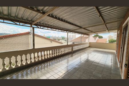 Casa à venda com 128m², 2 quartos e 2 vagas Casa à venda com 128m², 2 quartos e 2 vagasVaranda