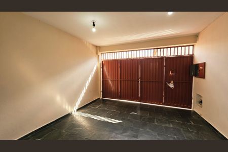 Casa à venda com 128m², 2 quartos e 2 vagas Casa à venda com 128m², 2 quartos e 2 vagasGaragem