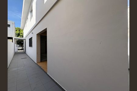 Casa para alugar com 220m², 3 quartos e 2 vagas Casa para alugar com 220m², 3 quartos e 2 vagasCorredor externo