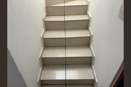 Casa para alugar com 220m², 3 quartos e 2 vagas Casa para alugar com 220m², 3 quartos e 2 vagasEscada