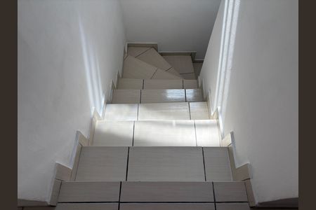 Casa para alugar com 220m², 3 quartos e 2 vagas Casa para alugar com 220m², 3 quartos e 2 vagasEscada