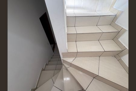 Casa para alugar com 220m², 3 quartos e 2 vagas Casa para alugar com 220m², 3 quartos e 2 vagasEscada
