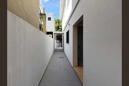 Casa para alugar com 220m², 3 quartos e 2 vagas Casa para alugar com 220m², 3 quartos e 2 vagasCorredor externo