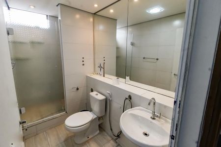 Banheiro de apartamento para alugar com 1 quarto, 50m² em Vila Tramontano, São Paulo