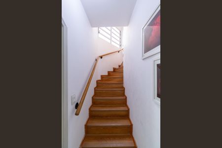 Casa à venda com 167m², 3 quartos e 2 vagas Casa à venda com 167m², 3 quartos e 2 vagasEscada