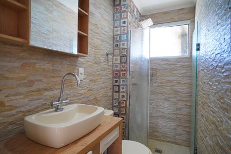 Banheiro de apartamento para alugar com 1 quarto, 48m² em Santa Tereza, Porto Alegre