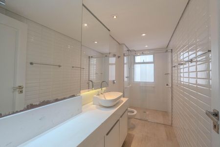 Apartamento à venda com 194m², 5 quartos e 2 vagas Apartamento à venda com 194m², 5 quartos e 2 vagasBanheiro da Suíte 1