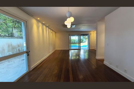 Sala de casa de condomínio para alugar com 4 quartos, 350m² em Barra da Tijuca, Rio de Janeiro