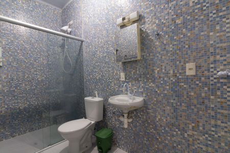 Banheiro social de kitnet/studio para alugar com 1 quarto, 20m² em Brooklin Paulista, São Paulo