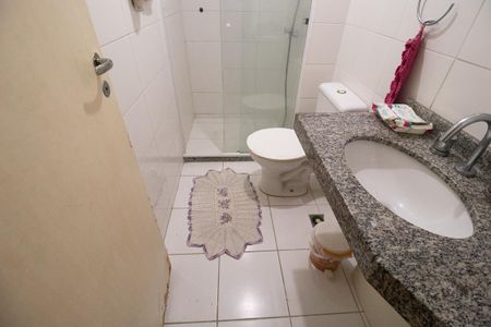 Banheiro Social de apartamento para alugar com 3 quartos, 73m² em Lindóia, Curitiba