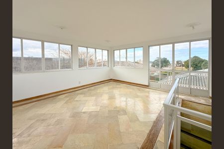Casa para alugar com 500m², 4 quartos e 4 vagasEscritório