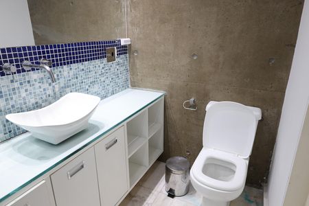 Banheiro social de apartamento para alugar com 2 quartos, 70m² em Usina Piratininga, São Paulo