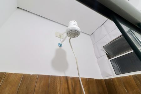Banheiro de kitnet/studio para alugar com 1 quarto, 30m² em Jardim Ivana, São Paulo