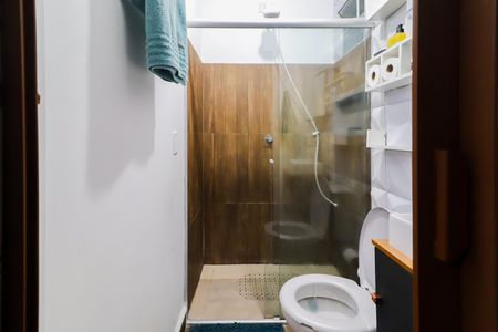 Banheiro de kitnet/studio para alugar com 1 quarto, 30m² em Jardim Ivana, São Paulo