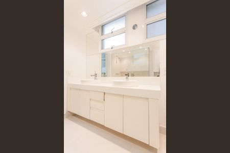 Banheiro da Suíte 2 de apartamento para alugar com 3 quartos, 210m² em Jardim Europa, São Paulo