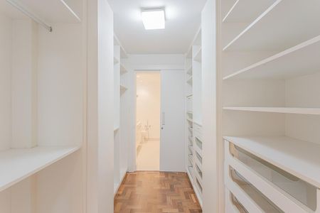 Closet da suíte 2 de apartamento para alugar com 3 quartos, 210m² em Jardim Europa, São Paulo
