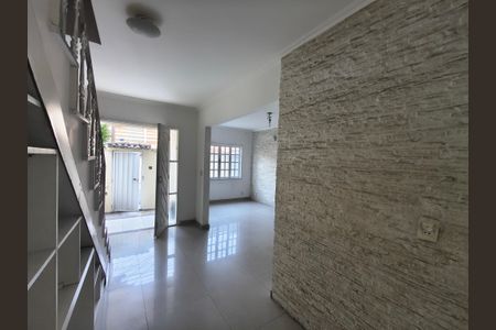 Sala de casa de condomínio para alugar com 5 quartos, 300m² em Taquara, Rio de Janeiro