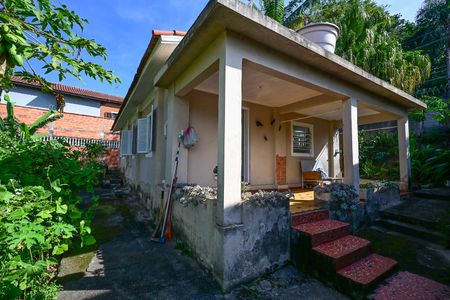 Casa para alugar com 95m², 2 quartos e 6 vagasFachada Posterior