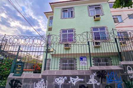 Apartamento à venda com 69m², 2 quartos e sem vaga Apartamento à venda com 69m², 2 quartos e sem vagaFachada do Prédio com placa