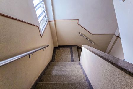 Apartamento à venda com 69m², 2 quartos e sem vaga Apartamento à venda com 69m², 2 quartos e sem vagaEscada
