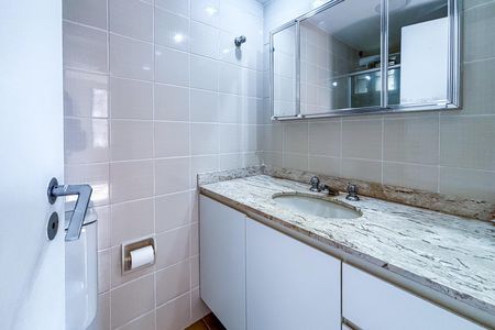 Apartamento para alugar com 85m², 2 quartos e 1 vaga Apartamento para alugar com 85m², 2 quartos e 1 vagaBanheiro social