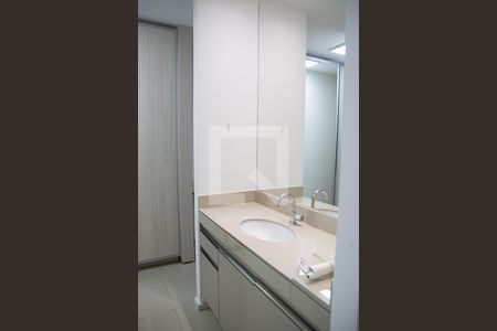 Banheiro social de apartamento para alugar com 1 quarto, 40m² em Jardim Goiás, Goiânia
