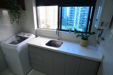 Apartamento à venda com 143m², 4 quartos e 2 vagas Apartamento à venda com 143m², 4 quartos e 2 vagasÁrea de Serviço