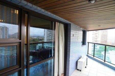 Apartamento à venda com 143m², 4 quartos e 2 vagas Apartamento à venda com 143m², 4 quartos e 2 vagasVaranda da Suíte 2