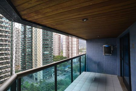 Apartamento à venda com 143m², 4 quartos e 2 vagas Apartamento à venda com 143m², 4 quartos e 2 vagasVaranda da Suíte 2