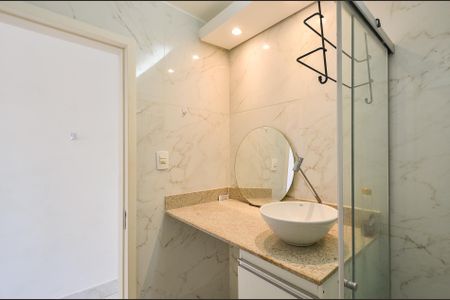 Banheiro de kitnet/studio para alugar com 1 quarto, 25m² em Santo Agostinho, Belo Horizonte