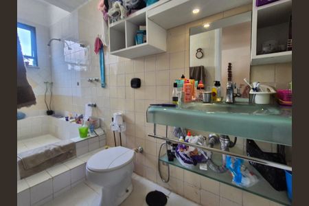 Apartamento à venda com 270m², 4 quartos e 2 vagas Apartamento à venda com 270m², 4 quartos e 2 vagasBanheiro da Suíte 2