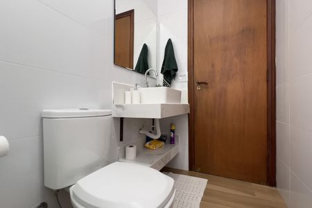 Casa à venda com 180m², 5 quartos e 2 vagas Casa à venda com 180m², 5 quartos e 2 vagasBanheiro 2