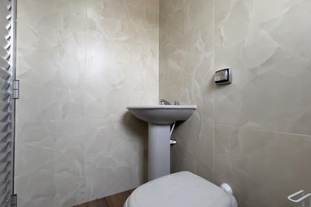 Casa à venda com 180m², 5 quartos e 2 vagas Casa à venda com 180m², 5 quartos e 2 vagasBanheiro 1