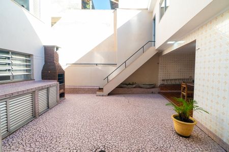 Casa à venda com 243m², 4 quartos e 3 vagas Casa à venda com 243m², 4 quartos e 3 vagasQuintal