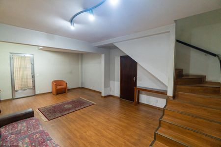 Casa à venda com 243m², 4 quartos e 3 vagas Casa à venda com 243m², 4 quartos e 3 vagasSala