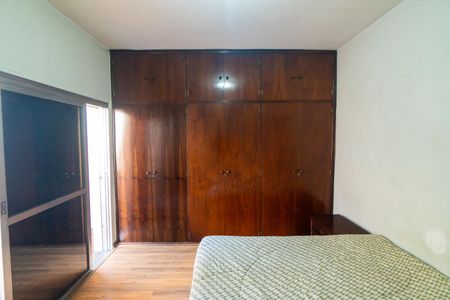 Casa à venda com 243m², 4 quartos e 3 vagas Casa à venda com 243m², 4 quartos e 3 vagasQuarto 1