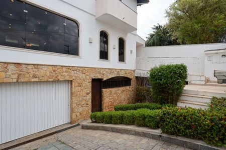 Casa para alugar com 330m², 3 quartos e 5 vagasEntrada e jardim