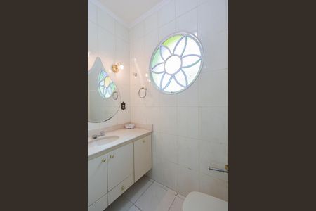 Casa para alugar com 330m², 3 quartos e 5 vagasBanheiro social