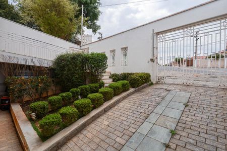 Casa para alugar com 330m², 3 quartos e 5 vagasEntrada e jardim