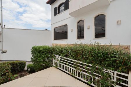 Casa para alugar com 330m², 3 quartos e 5 vagasEntrada e jardim