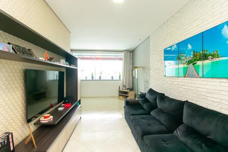 Casa à venda com 210m², 3 quartos e 2 vagas Casa à venda com 210m², 3 quartos e 2 vagasSala