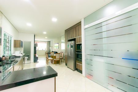 Casa à venda com 210m², 3 quartos e 2 vagas Casa à venda com 210m², 3 quartos e 2 vagasCozinha e Área de Serviço