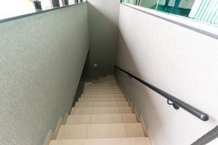 Casa à venda com 210m², 3 quartos e 2 vagas Casa à venda com 210m², 3 quartos e 2 vagasEscada