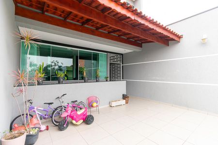 Casa à venda com 210m², 3 quartos e 2 vagas Casa à venda com 210m², 3 quartos e 2 vagasVaranda