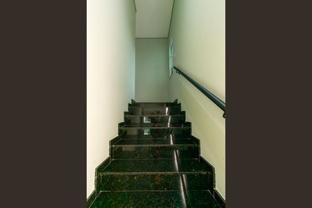 Casa à venda com 210m², 3 quartos e 2 vagas Casa à venda com 210m², 3 quartos e 2 vagasEscada