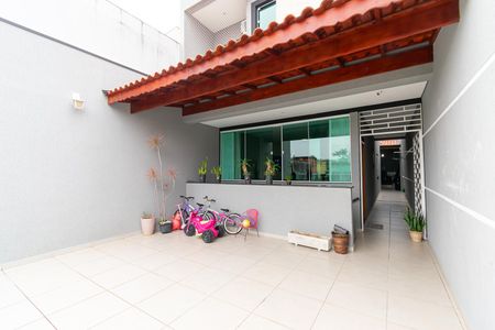 Casa à venda com 210m², 3 quartos e 2 vagas Casa à venda com 210m², 3 quartos e 2 vagasVaranda