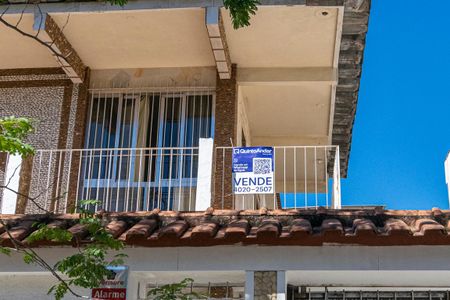 Casa à venda com 300m², 4 quartos e sem vaga Casa à venda com 300m², 4 quartos e sem vagaFachada