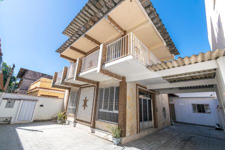 Casa à venda com 300m², 4 quartos e sem vaga Casa à venda com 300m², 4 quartos e sem vagaVaranda e Garagem