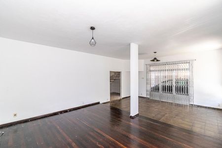 Casa à venda com 300m², 4 quartos e sem vaga Casa à venda com 300m², 4 quartos e sem vagaSala